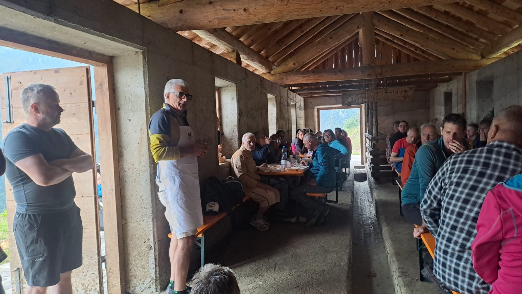 La presentazione del progetto per la riproduzione delle regine all'interno della malga