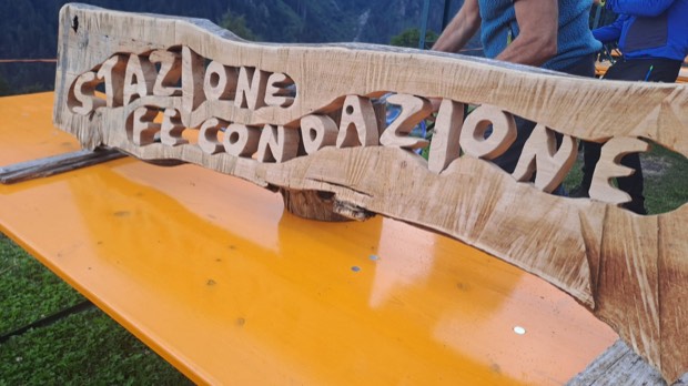 L'insegna in legno intagliato «Stazione di Fecondazione» appoggiata su un tavolo