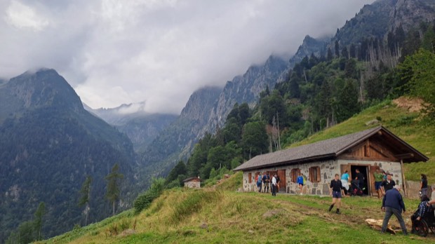 Malga Praino tra le montagne durante la festa dell'Associazione