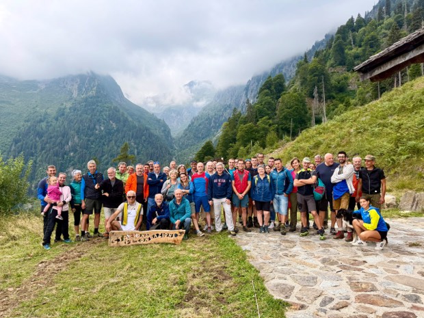 Foto di gruppo dei partecipanti con l'insegna della Stazione di Fecondazione