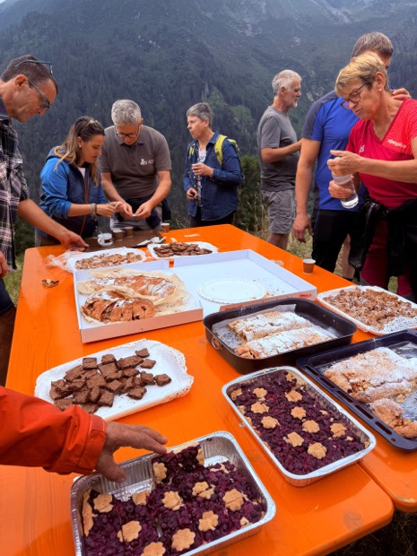 Soci attorno al tavolo per l'assaggio dei dolci fatti in casa