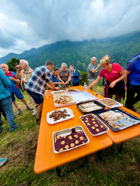 Crostate ai frutti di bosco e strudel sulle tavolate arancioni